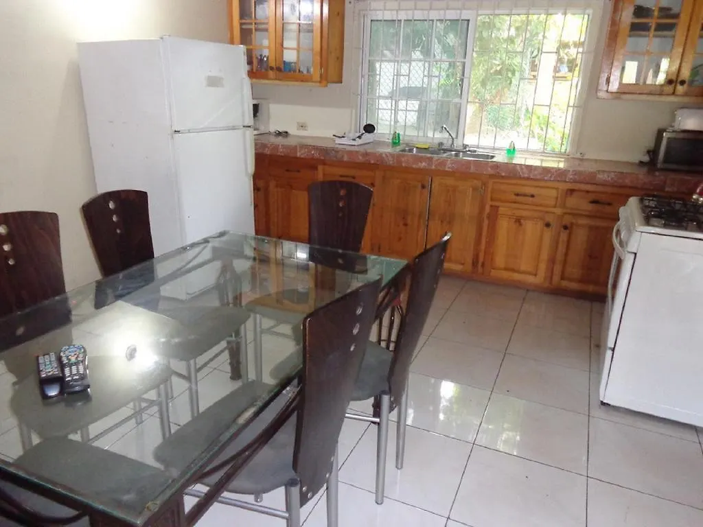 Bethel Court Guesthouse مونتيغو باي 2*,  جامايكا